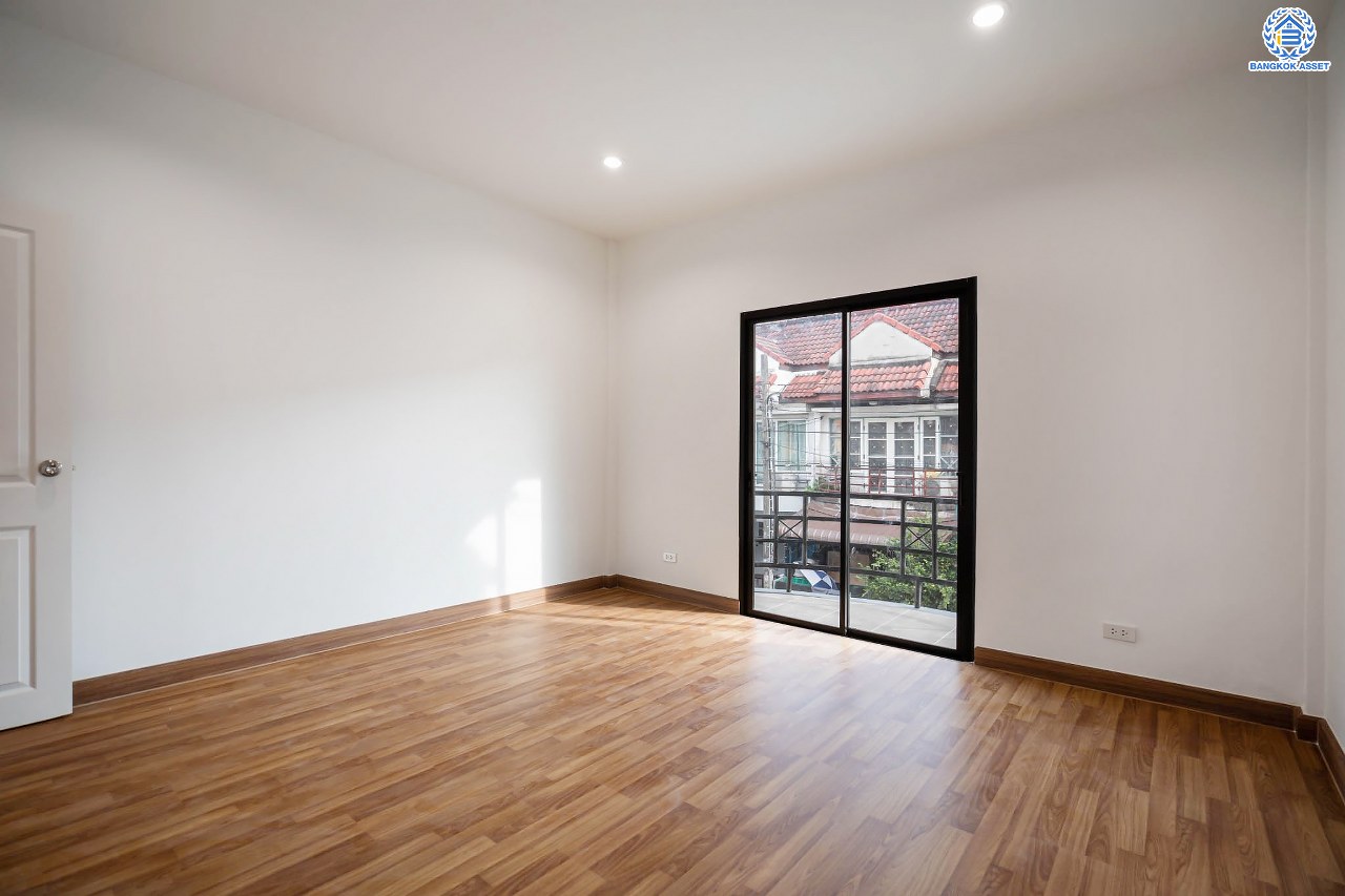 บ้านมือสองตกแต่งใหม่ โครงการ บ้านทอฝัน พิบูลย์สงคราม พร้อมอยู่ เนื้อที่ 16 ตร.ว. ฟังก์ชัน 3 ห้องนอน 2 ห้องน้ำ จอดรถได้ 1 คัน บนสุดยอดทำเล! เชื่อมถนนพิบูลย์สงคราม, วงศ์สว่าง, นครอินทร์ และติวานนท์ ใกล้จุดขึ้นทางด่วนศรีรัช-วงแหวนรอบนอก และรถไฟฟ้า "สถานีแยกติวานนท์"